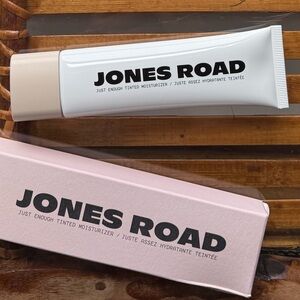 NWB Jones Road Just Enough Tinted Moisturizer—Medium Honey